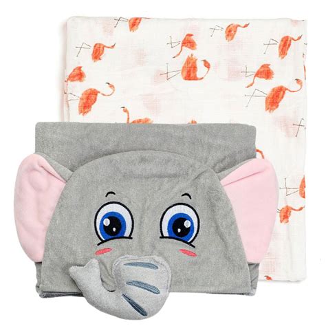 Colaj foto cu accesorii pentru bebeluși: bavetă, prosop cu glugă și păturică.