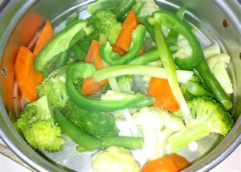 oală cu legume fierte pentru piure de bebeluși