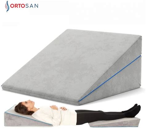 Pernă anti-reflux cu înclinație, plasată în pătuțul unui bebeluș.