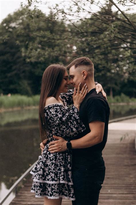 cuplu tanar facand poze de maternitate in camera copilului