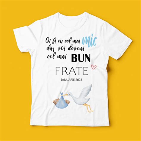 parinti fericiti anuntand sarcina cu ajutorul unui tricou personalizat