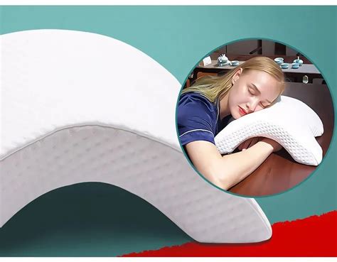 Ilustrație stilizată a unei perne de sarcină cu formă ergonomică, arătând zonele de suport