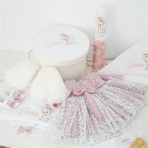 Ilustrație cu elementele comune ale unui trusou de botez: hăinuțe, lumânare, cutie, botoșei.