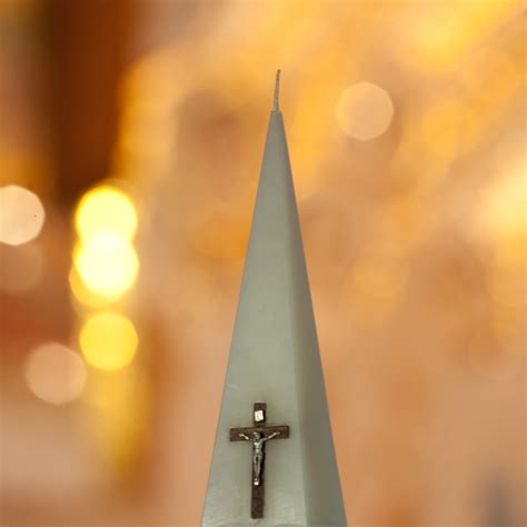 Ilustrație cu simbolurile botezului: apă, lumânare, cruce.