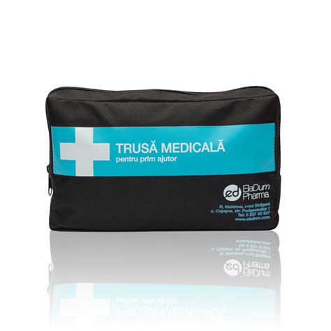 Ilustrație cu o trusă medicală de prim ajutor deschisă, cu medicamente și bandaje aranjate ordonat.