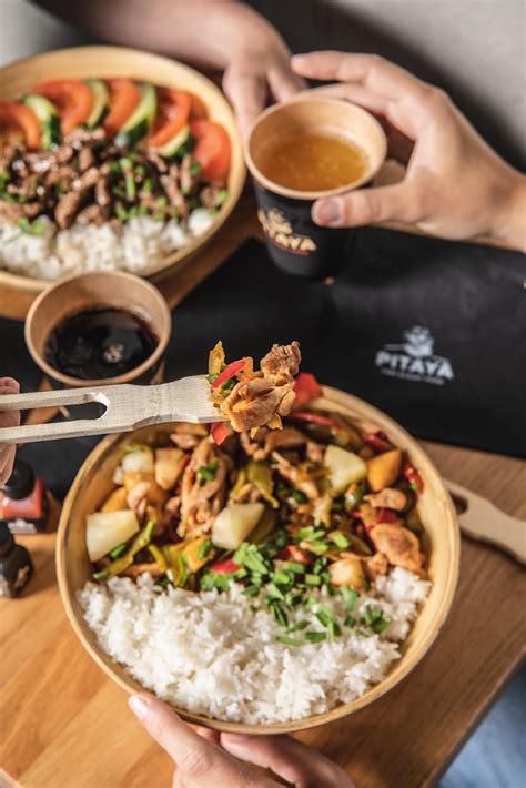 Farfurii cu mâncare thailandeză la restaurantul Pitaya Thaï Street Food