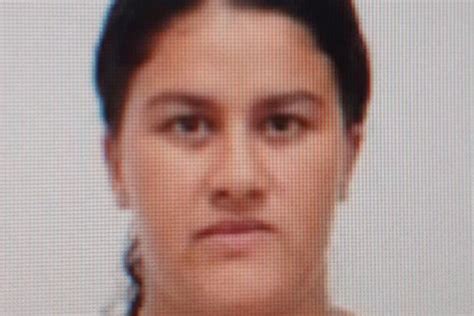 femeie odihnindu-se alături de bebeluș