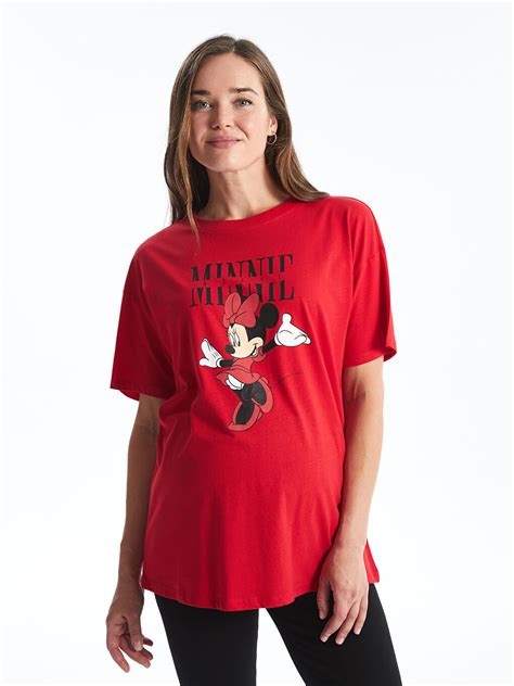 Ilustrație cu un tricou pentru gravide cu Mickey Mouse, prezentând o croială lejeră și material elastic.