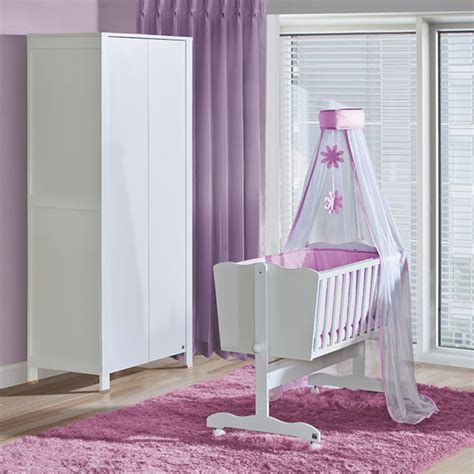 ilustratie cu un parinte calmand un bebelus intr-un patut tip leagan