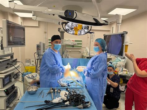 Ilustrație schematică a unei proceduri de chirurgie pediatrică minim invazivă.