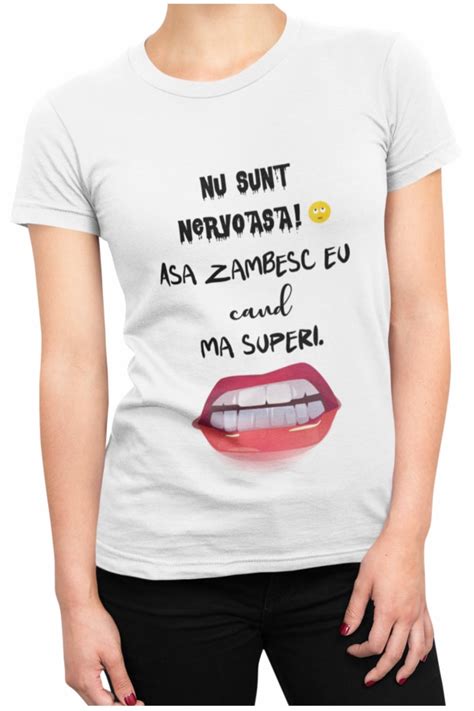 Ilustrație cu un tricou de gravidă cu mesaj amuzant, simbolizând sarcina.