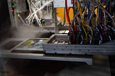 Infografic explicând tehnologia de imprimare DTG (Direct to Garment) pentru tricouri.