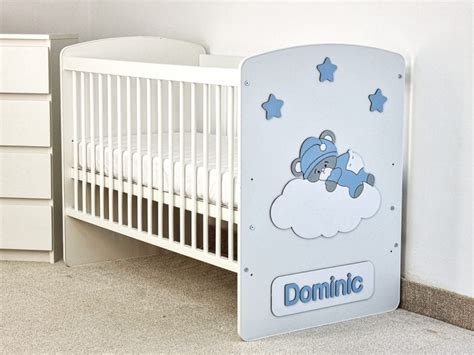 Diagramă explicativă a celor 3 niveluri de reglare a somierei unui patut bebe, cu dimensiunile aferente.