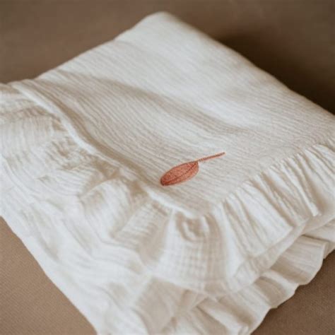 O păturică din muselină cu textură increțită, subliniind moliciunea materialului