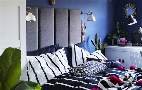 Ilustrație cu o cameră de copii amenajată cu un pat din lemn evolutiv, subliniind versatilitatea și designul modern.