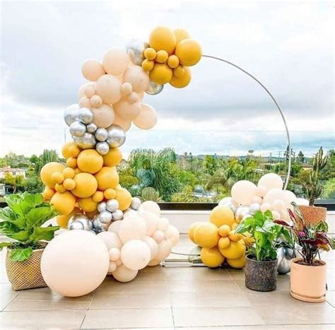 Exemplu de decor pentru o petrecere de 1 an, cu baloane în formă de cifr 