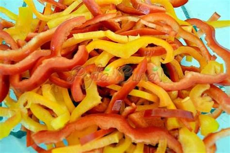 felii subtiri de ardei gras crud si copt pentru diversificare