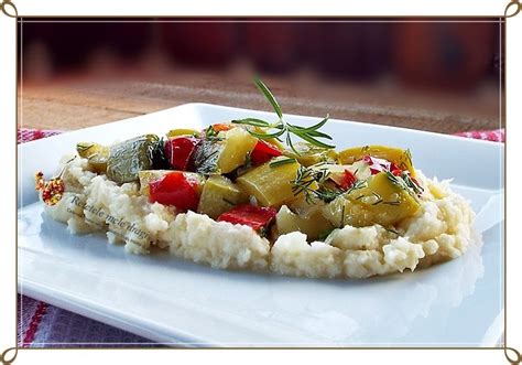 farfurie cu piure de ardei gras si legume, decorata
