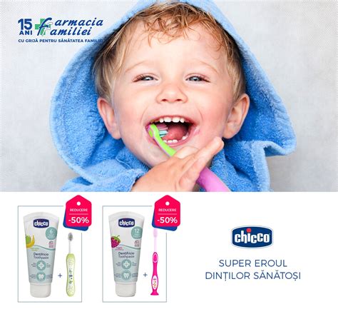 ilustrație cu părinte curățând dinții bebelușului cu periuța degetar