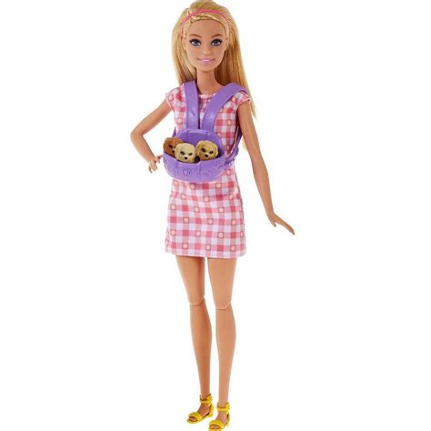 Fetiță jucându-se cu o păpușă Barbie