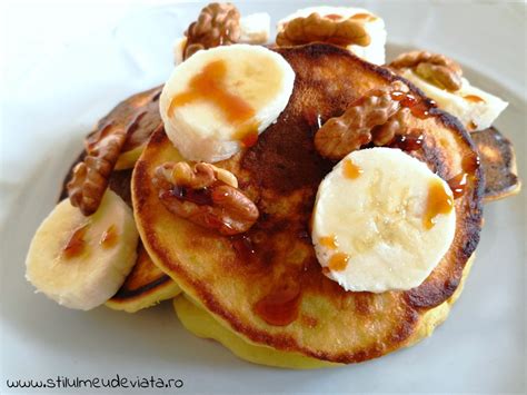 clătite pufoase cu banane pe o farfurie