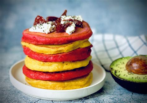 pancakes sărate cu legume pe o farfurie cu sos tzatziki