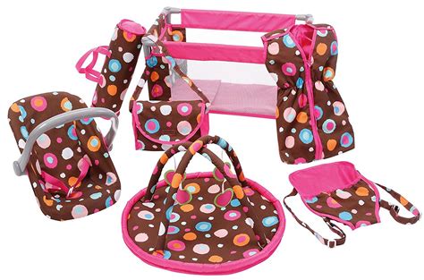 Colaj de imagini cu diverse accesorii pentru papusi: geantă de maternitate, scaun de masă, pătuț, biberon.