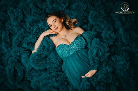 Fotografie cu un nou-născut îmbrăcat pentru ieșirea din maternitate, într-un scaun auto.