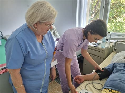 Fotografie cu un asistent medical interacționând blând cu un copil