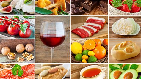 Colaj foto cu diverse alimente bogate în glucide: pâine, paste, fructe, dulciuri