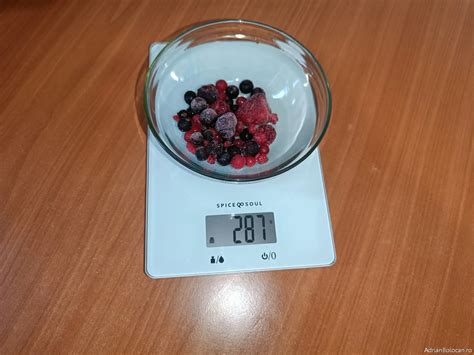 Ilustrație cu o persoană care folosește un cântar de bucătărie și citește o etichetă nutrițională