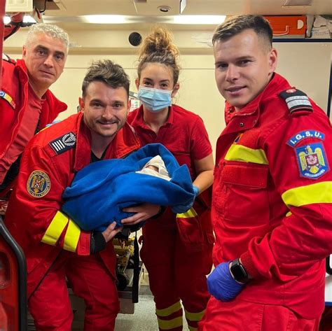 Ilustrație cu o femeie participând la un curs de pregătire pentru naștere