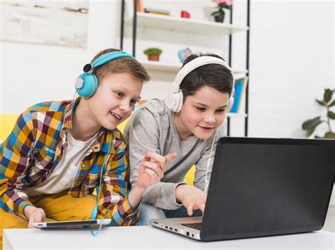 Grup de adolescenți din Generația Z folosind dispozitive digitale