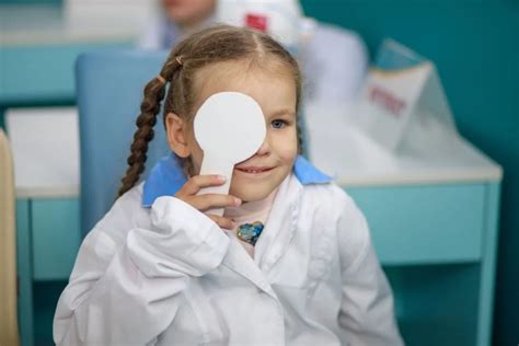 copil purtând un plasture ocular pentru tratamentul ambliopiei