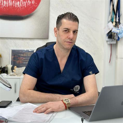 portret medic chirurg plastician