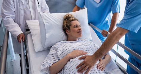 infografic comparativ între nașterea naturală și cezariană, evidențiind riscuri și beneficii