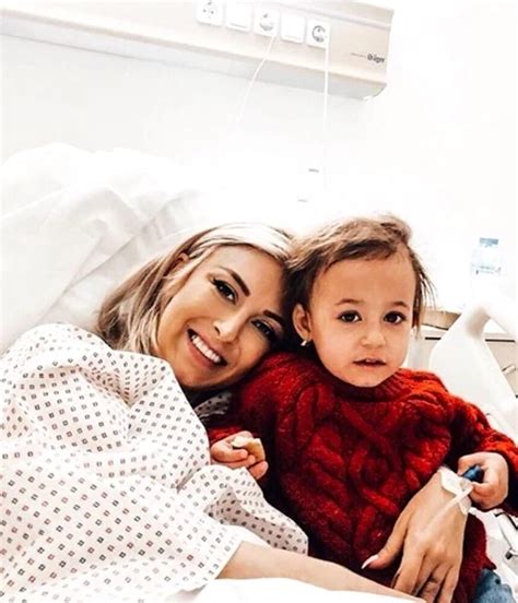 fotografie cu Andreea Bălan în spital