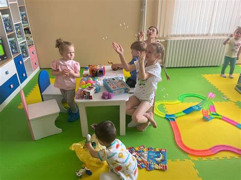 Interiorul modern și primitor al clinicii Neoped, cu spații de joacă și elemente interactive pentru copii.