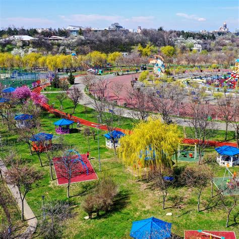 Copii bucurându-se de toboganele acvatice într-un parc de distracții