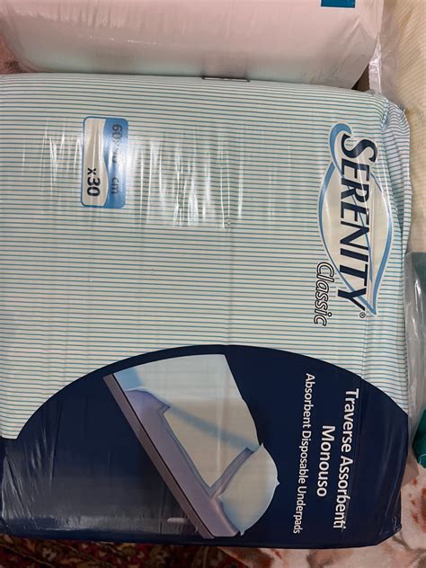 Infografic comparativ al diferitelor tipuri de scutece pentru adulți, evidențiind nivelurile de absorbție și caracteristicile specifice.