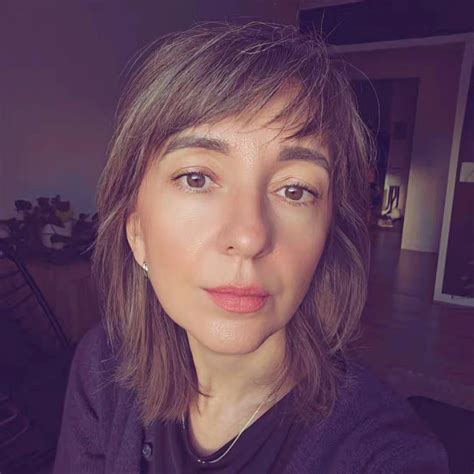 Fotografie a lui Lil Baby pe scenă, cu lumini puternice și mulțime în fundal