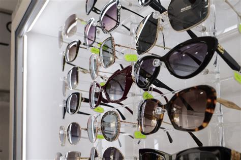 Fotografii profesionale ale ochelarilor de soare Chicco categoria 3, prezentând produsul din multiple unghiuri și detalii.