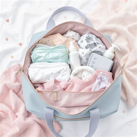 listă cu obiecte esențiale pentru bagajul de maternitate