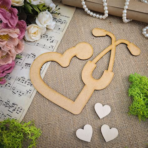 Infografic cu elemente simbolizând excelența medicală: stetoscop, inimă, cruce, creier.