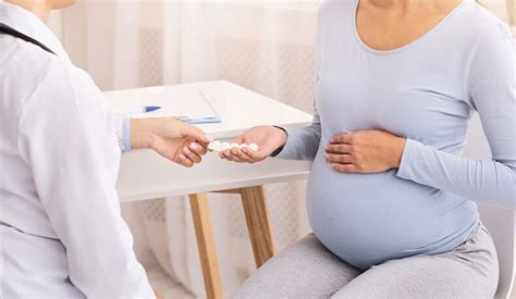 Ilustrație medicală cu o femeie însărcinată consultând un medic despre medicamente.