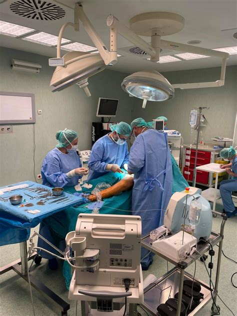 echipa medicala ORL in sala de operatie