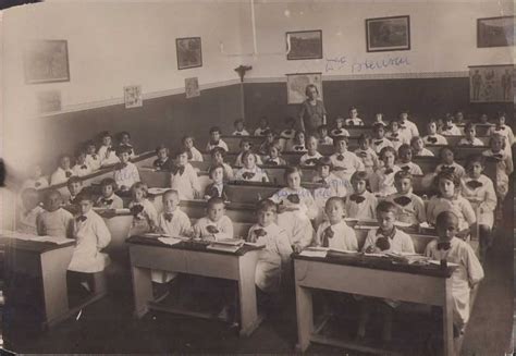 fotografie cu o veche școală rurală sau elevi în clasă din perioada interbelică