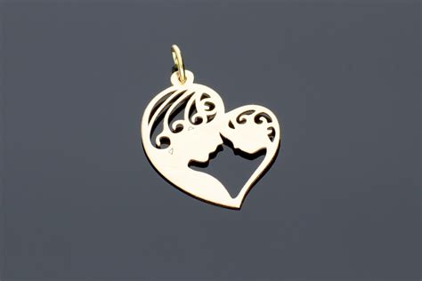 Ilustrație cu diverse medalioane din argint pentru bebeluși, unele cu gravuri de piciorușe sau inimioare.