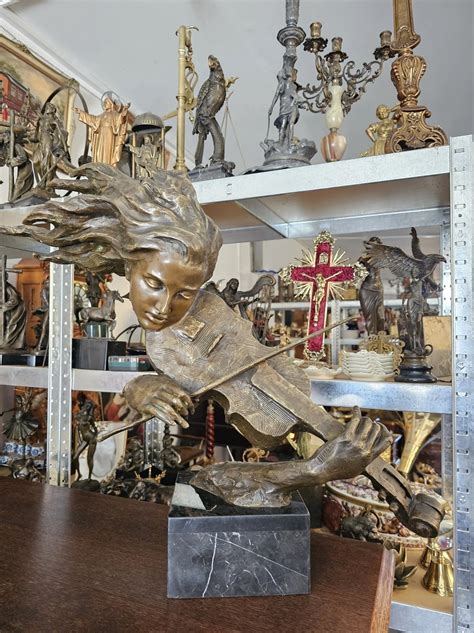 Calendar marcat cu săptămânile 28-34, sugerând perioada ideală pentru o ședință foto de maternitate.