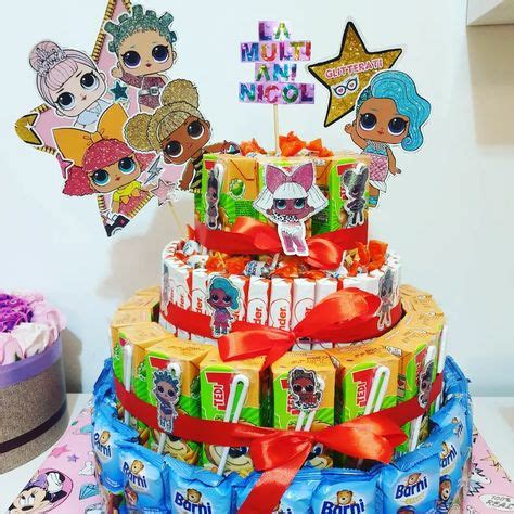 Ilustrație cu diverse modele de torturi din scutece, prezentând variații de culori, nivele și accesorii.